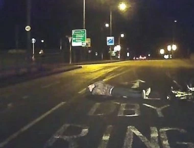 Βρετανία: Ξάπλωσε στο δρόμο για να παραστήσει το «θύμα τροχαίου» αλλά τον πρόδωσε η κάμερα (βίντεο)